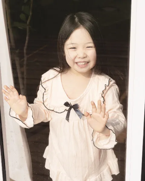잠옷을 입고 웃는 아이 (슬립웰리 브랜드 자료)